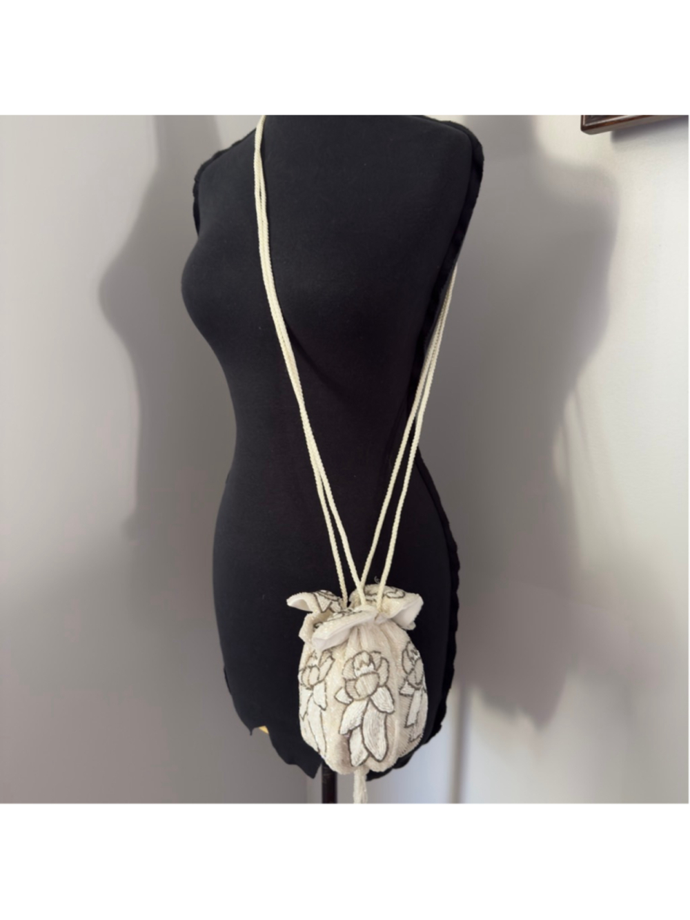 Women's Unbranded White Beaded Floral Drawstring Pouch Clutch One Size